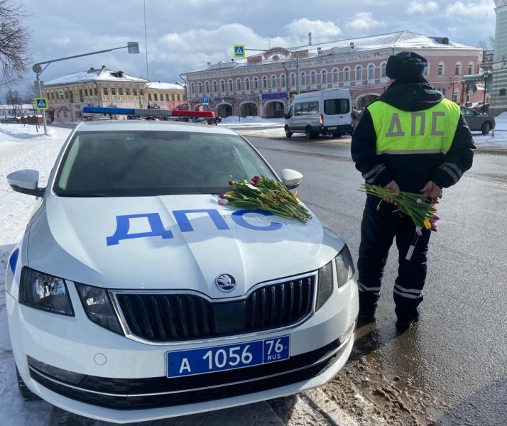 В преддверии Международного женского дня в Угличе на центральной площади города нёс службу  «цветочный патруль»