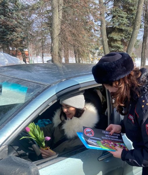 В преддверии Международного женского дня в Угличе на центральной площади города нёс службу  «цветочный патруль»