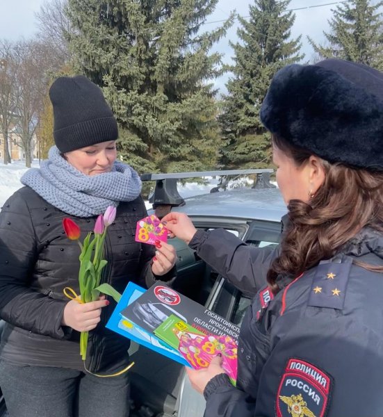 В преддверии Международного женского дня в Угличе на центральной площади города нёс службу  «цветочный патруль»