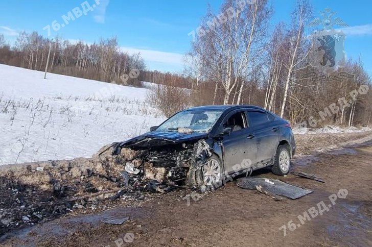 Сотрудники ГИБДД устанавливают обстоятельства ДТП в Угличском районе в результате которого пострадали 4 человека