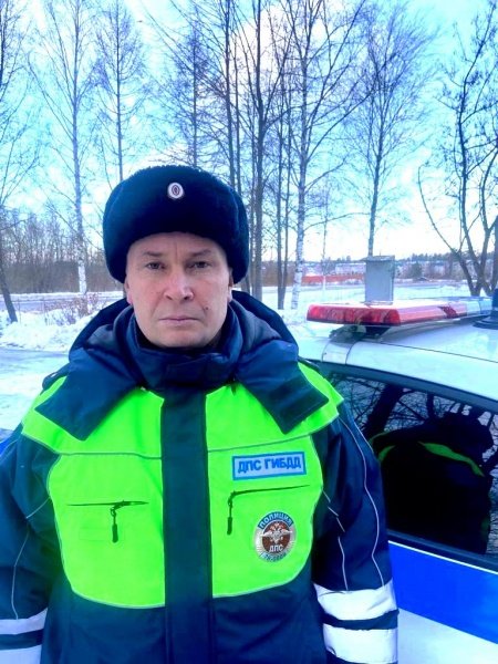 Сотрудники ярославской полиции оказали помощь водителю на трассе Углич-Тверь